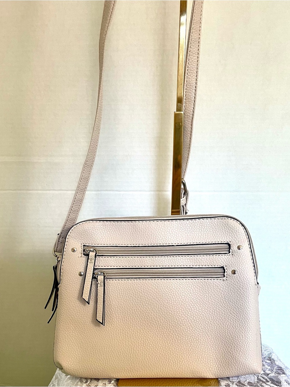 Mathew + Julian crossbody light cream, adjustable strap and many compartments.